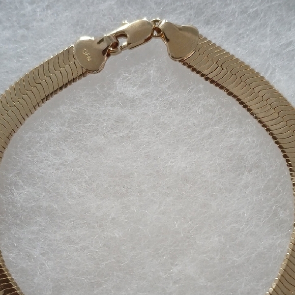 Elegant Gold Bracelet - Picture 3 of 4